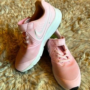 Nike - Girls Pink Star Runner 2.0 Shoes 1Y